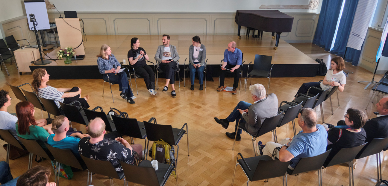 Featured Image for Event „Jenseits der Bubble“ – HERMES Fishbowl at the Text+ Plenary 2025